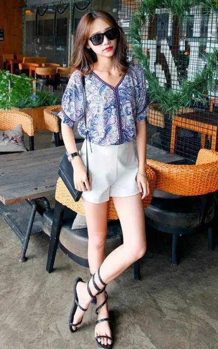 衬衣+短裤 初秋这样穿 气质优雅美翻了‘hth官网入口’(图14)
衬衣+短裤 初秋这样穿 气质优雅美翻了‘hth官网入口’(图14)