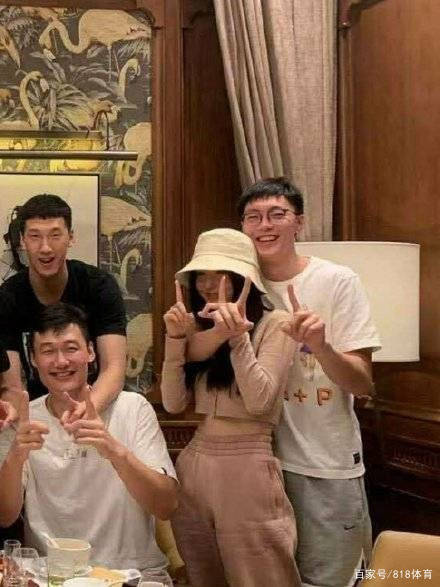 hth官网入口|
胡明轩有女朋侪了!周鹏生日宴请队友及眷属,小胡搂着漂亮女友亮相(图3) hth官网入口|
胡明轩有女朋侪了!周鹏生日宴请队友及眷属,小胡搂着漂亮女友亮相(图3)