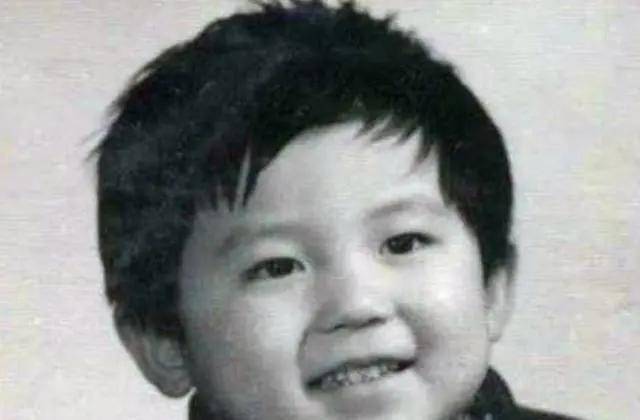 hth官网入口：
明星小时候的照片 一眼就能认出来(图15)