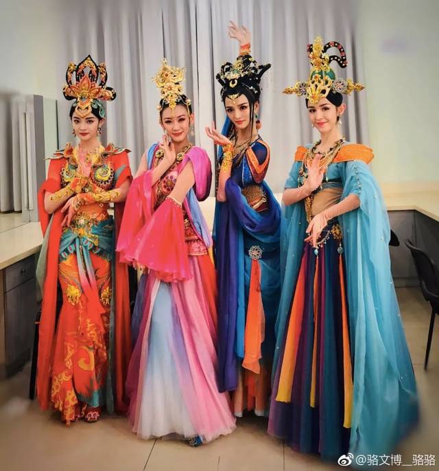 hth官网入口|
李沁把鞋带绑在脚上 不意时髦有个性 还展现出“木料腿”!(图2) hth官网入口