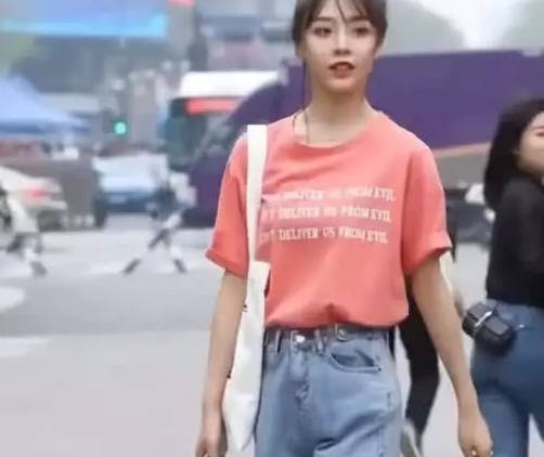 hth官网入口-
穿短裤已经由时了 比短裤更受接待的三分长热裤 学生们很合适(图4)