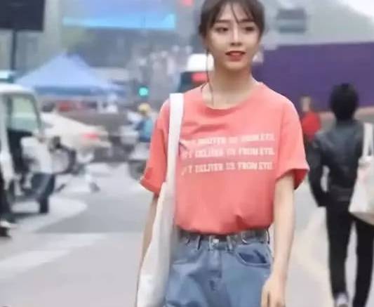 hth官网入口-
穿短裤已经由时了 比短裤更受接待的三分长热裤 学生们很合适(图6)