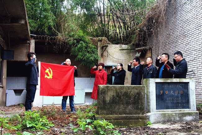 ‘hth官网入口’郑州经开区领导到经开区第五中学调研指导疫情防控工作(图4) hth官网入口