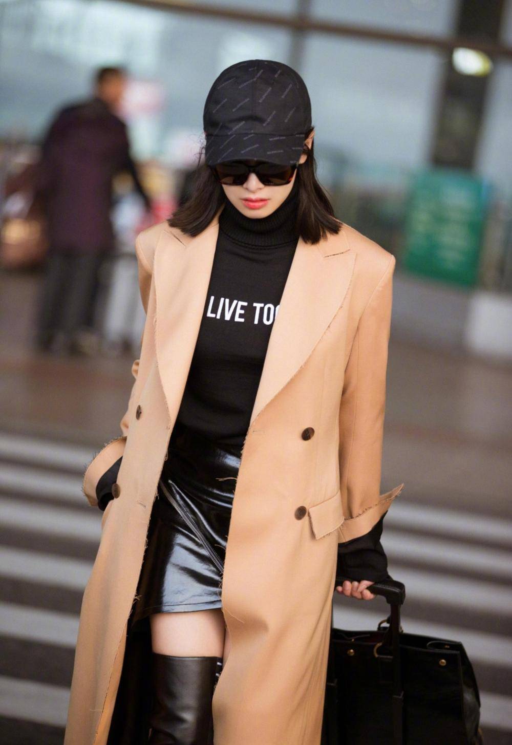 *
王菊真的不怕冷!大冬天还穿只到大腿根的短裤 连靴子都比裤子长_hth官网入口(图3) *
王菊真的不怕冷!大冬天还穿只到大腿根的短裤 连靴子都比裤子长_hth官网入口(图3)