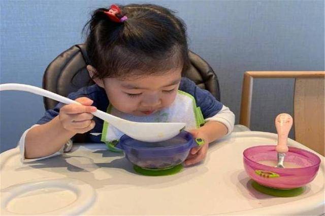 
NBA球星林书豪 与怙恃身高差可不小 抓住秋季让孩子多长几厘米“hth官网入口”(图6)