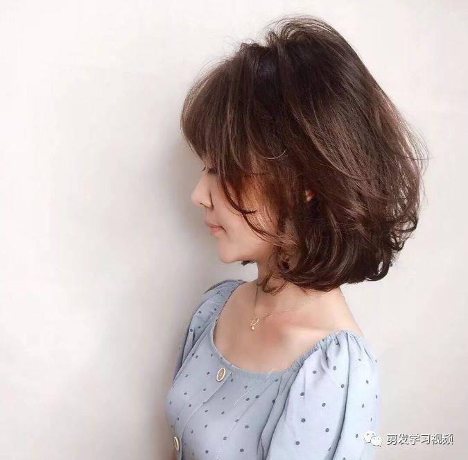 “华体会体育hth官方网站”
你的发型已过时 “齐下巴烫” 让你2020变美变时髦(图7)