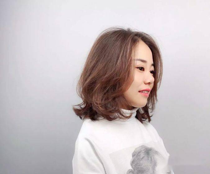 “华体会体育hth官方网站”
你的发型已过时 “齐下巴烫” 让你2020变美变时髦(图9)