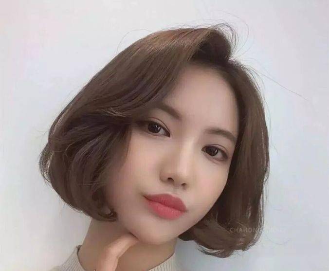 “华体会体育hth官方网站”
你的发型已过时 “齐下巴烫” 让你2020变美变时髦(图10)