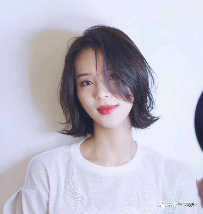 “华体会体育hth官方网站”
你的发型已过时 “齐下巴烫” 让你2020变美变时髦(图13)