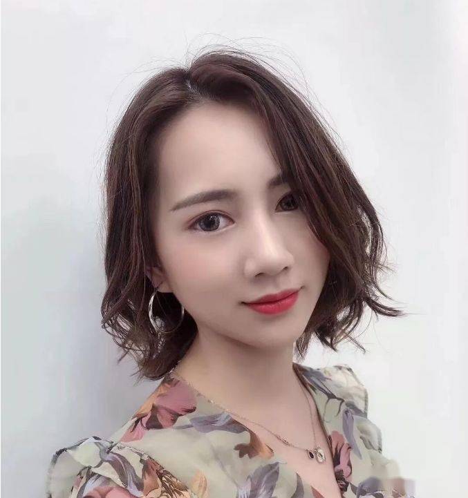 “华体会体育hth官方网站”
你的发型已过时 “齐下巴烫” 让你2020变美变时髦(图19)