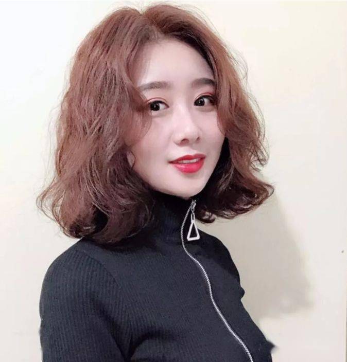 “华体会体育hth官方网站”
你的发型已过时 “齐下巴烫” 让你2020变美变时髦(图26)