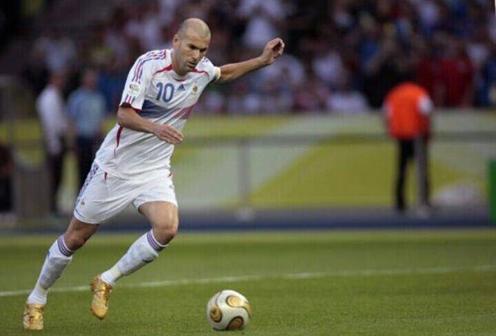 
足坛5伟大10号球星！小罗第5 马拉多纳仅第2 第1毫无争议：hth官网入口(图3)